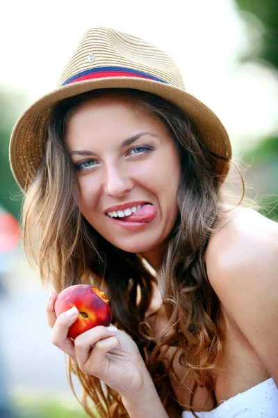 Portret Van Een Jonge Vrouw Met Verse Perzik Haar Hand — Stockfoto