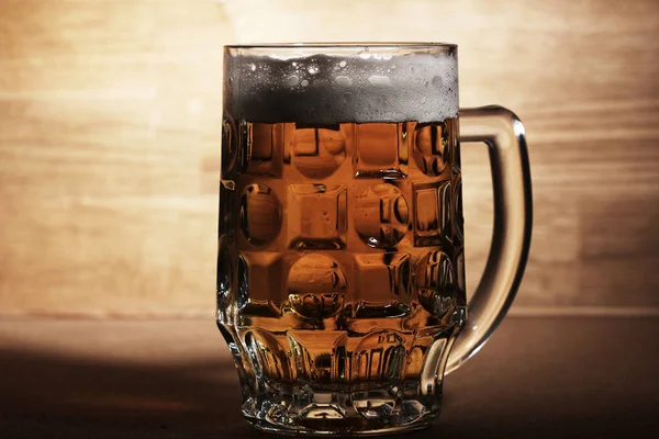 Glas Kaltes Bier Über Der Holzoberfläche — Stockfoto