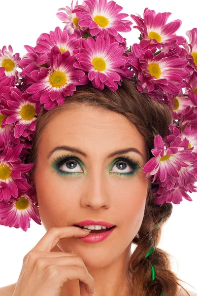彼女の髪と表現力豊かなメイクの花を持つ若い美しい女性 — ストック写真