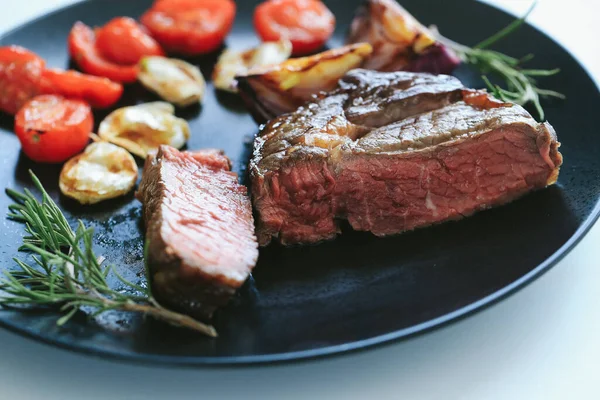 Yemek Pişirme Hazırlama Masada Biftek Var — Stok fotoğraf