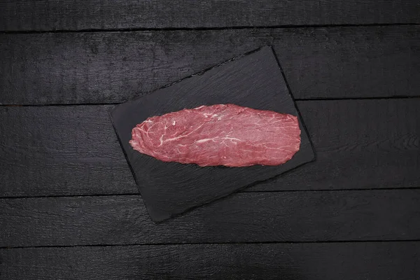 Vers Vlees Een Zwarte Snijplank — Stockfoto