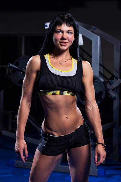 Mulher Muscular Bonita Com Cabelo Escuro Está Trabalhando Ginásio — Fotografia de Stock