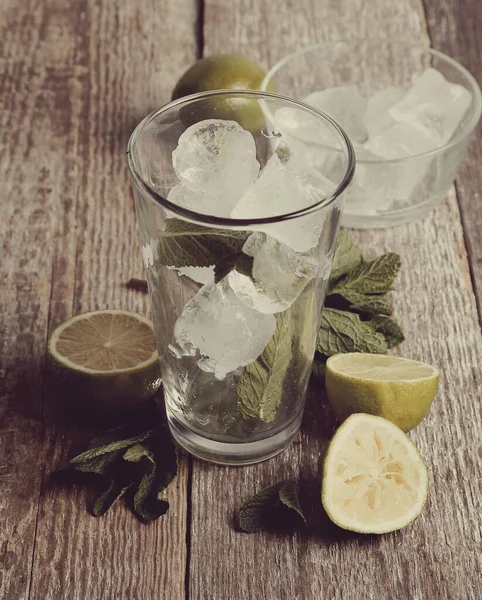 Alkohol Mojito Koktejl Stole — Stock fotografie