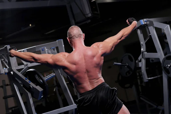 Hombre Musculoso Guapo Está Haciendo Ejercicio Posando Gimnasio —  Fotos de Stock