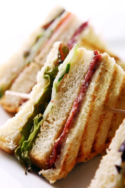 Club Sandwich Mit Salami Und Grün — Stockfoto