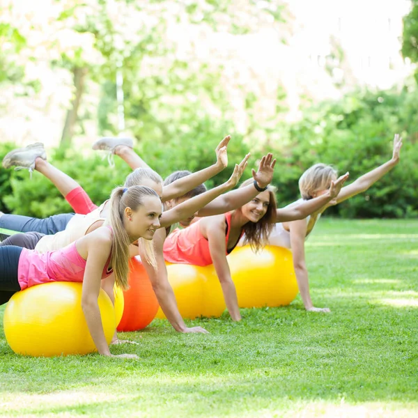 Jovens Caucasianos Trabalhando Parque Com Bolas Fitness — Fotografia de Stock