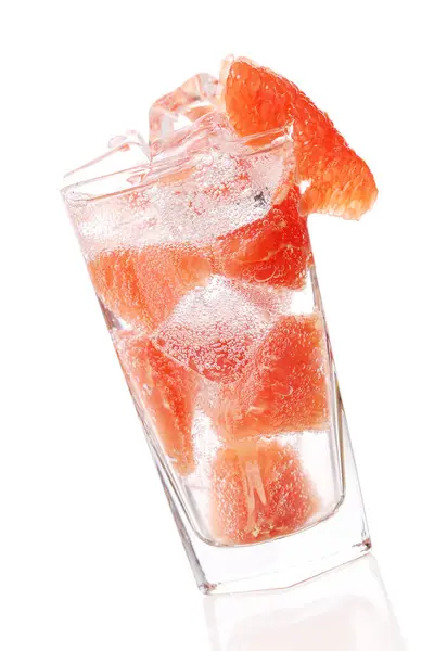 Verfrissend Grapefruitsap Met Ijs Plakjes Grapefruit Een Heldere Achtergrond — Stockfoto