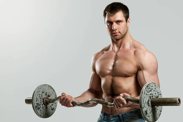 Chico Guapo Haciendo Ejercicio Con Mancuernas Aisladas Sobre Fondo Gris — Foto de Stock