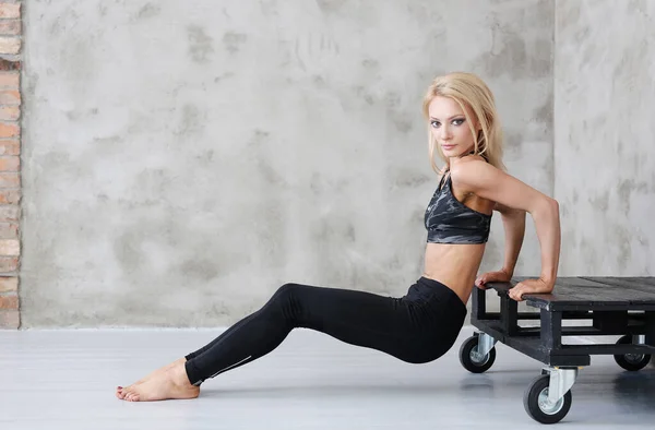 Ginásio Desporto Mulher Com Corpo Muscular — Fotografia de Stock