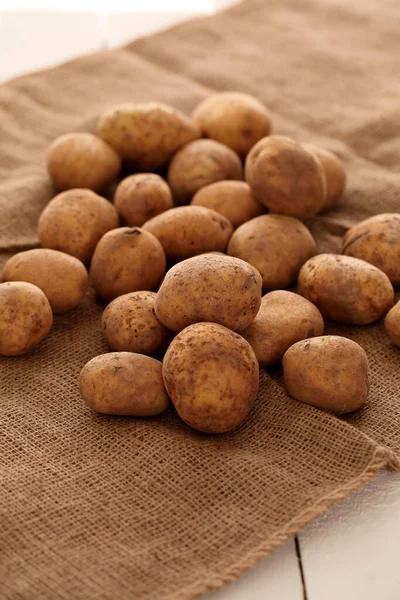 Rustic Fresh Unpeeled Potatoes Wooden Table — Stock Photo, Image