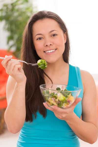 Junge Schöne Asiatische Frau Mit Schüssel Grünen Gesunden Salat Hause — Stockfoto