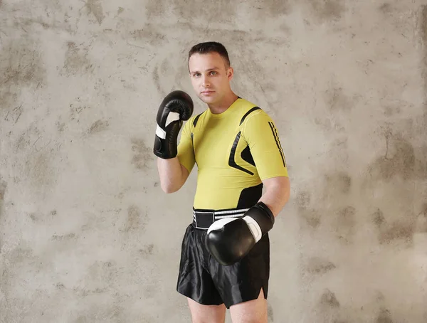 Bel Homme Pratique Kick Boxing Sur Fond Mur Gris — Photo