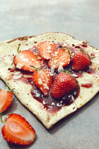 Yiyecekler. Böğürtlenli leziz krepler