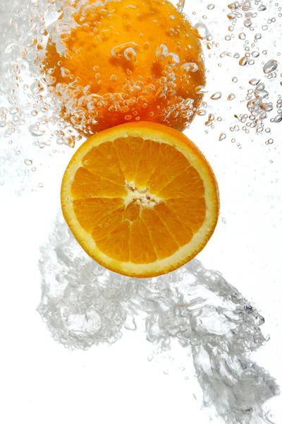 Νωπά Πορτοκάλια Πέφτουν Στο Νερό — Φωτογραφία Αρχείου