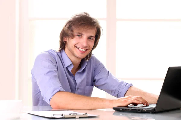 Jovem Homem Bonito Usando Laptop Seu Escritório — Fotografia de Stock