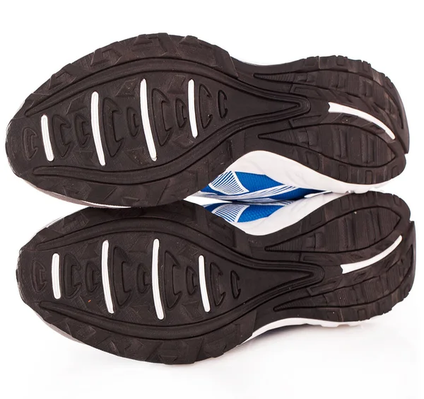 Beyaz arka planda bir çift mavi spor ayakkabısının resmi