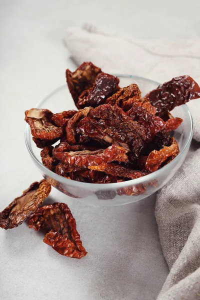 Kavanozda kurutulmuş domates.