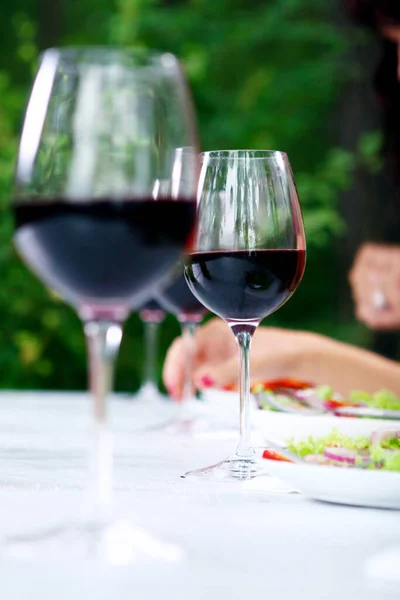 Glas Mit Rotwein Auf Dem Tisch Stockbild