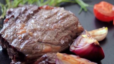 Baharatlı ızgara biftek.