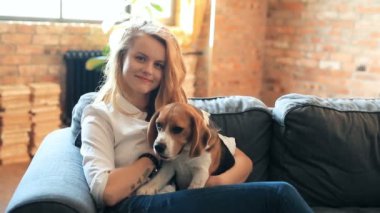 Köpeği evde olan genç bir kadın.