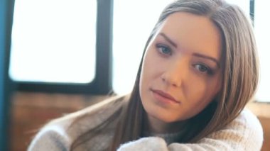 Genç ve güzel bir kadın evde dinleniyor. 