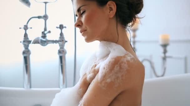 여자가 목욕으로 편안히 — 비디오