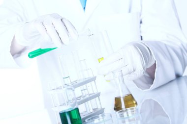 Laboratuvarda bilimsel bir araştırma.