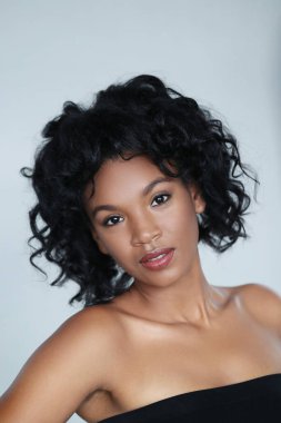 Kıvırcık saçlı güzel kız.