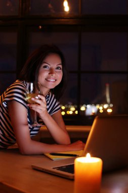 Güzel esmer, bir kadeh şarapla