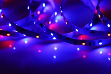 Masanın üzerinde ışıklar vardı.