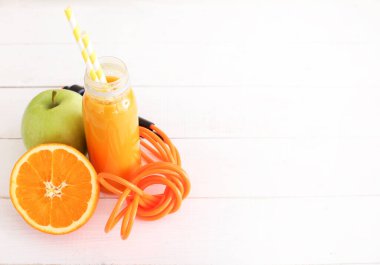 Sağlıklı yiyecekler. Masada portakal suyu var.