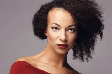 Gri arka planda güzel bir kadın