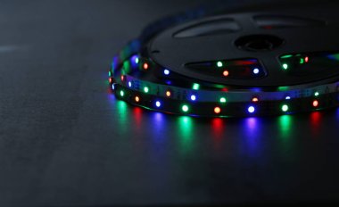 Masanın üzerinde hafif bir kurdele var.