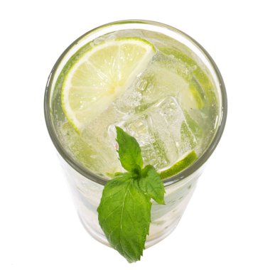 Beyaz arka planda mojito kokteyli.