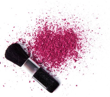 Beyaz arkaplanda kozmetik ürünler