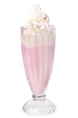Beyaz arka planda lezzetli çilekli milkshake.