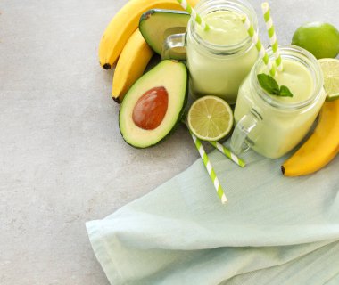 Avokado ve muzdan yapılmış lezzetli bir smoothie.
