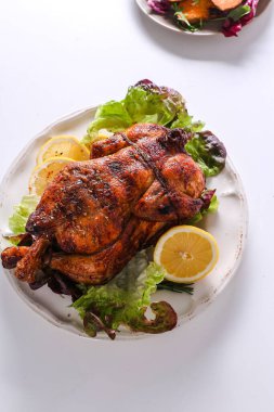 Yiyecekler. Masada kızarmış tavuk var.