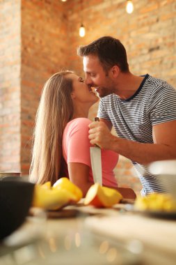 Aşçılık, aşkım. Mutfakta sevimli bir çift var.