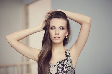 Güzel yüzlü muhteşem bir kadın.