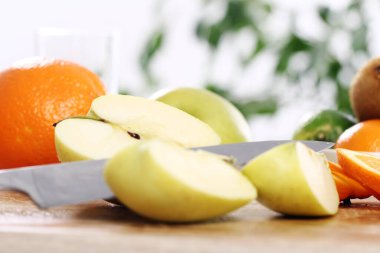 Mutfak masasında farklı taze meyveler var.