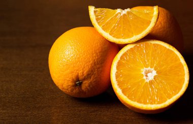 Ahşap bir yüzeyde dilimlenmiş ve tüm portakallar