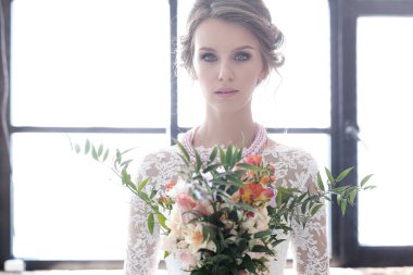 Gelinlik içinde güzel gelin