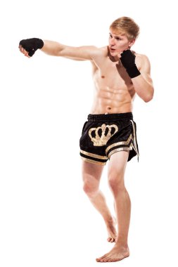 Beyaz baqckground 'a izole edilmiş şortlu genç yakışıklı dövüşçü.