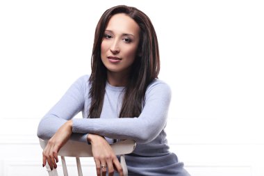 Beyaz arka planda bir kadın