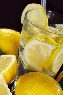 Siyah arka planda taze ıslak limonlu kokteyl.