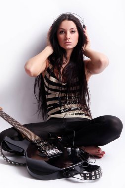 mutlu gülümseyen genç gitar çalmak
