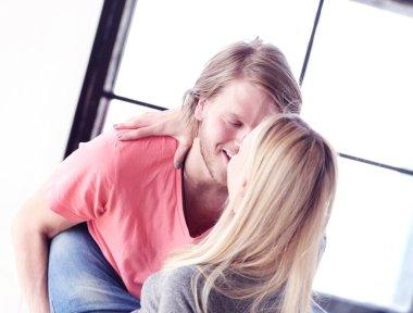 Aşk, ilişki. Evdeki güzel çift