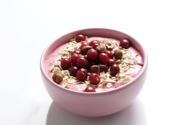 Meyveli leziz meyve suyu kasesi.