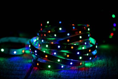 Masanın üzerinde ışıklar vardı.